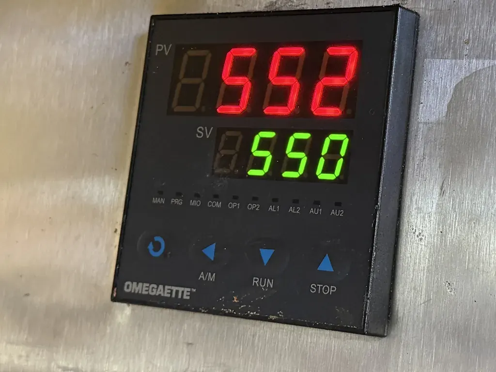 Roto-Flex pizza oven temperature controller reading 552 degrees against a 550 degree setpoint after repair